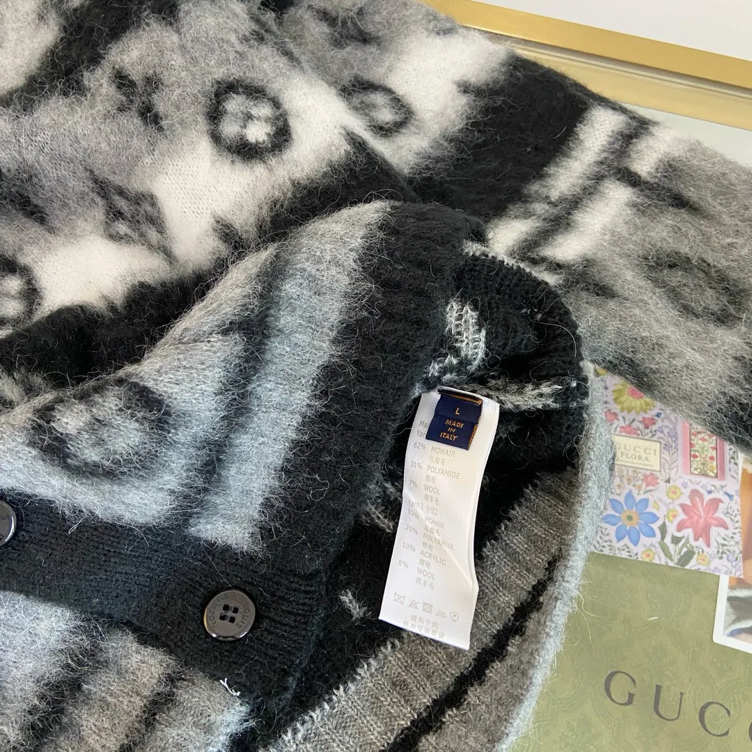 🅿️740 🀄️ Louis Vuitton Louis Vuitton's exclusive version. LV's new cardigan is made of rich and finely milled mohair. It uses elegant tones to highlight the full-length LV Monogram pattern. It is comfortable and warm to wear. It can be paired with simple casual pants or trousers to create a classic look with excellent texture. The same style for men and women. One-to-one sale on the official website